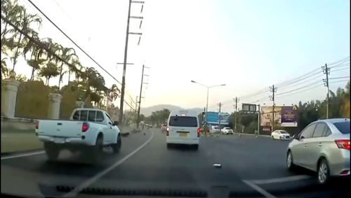 道路亂象 摩托車見縫插針與面包車隨意變道，誰之過？